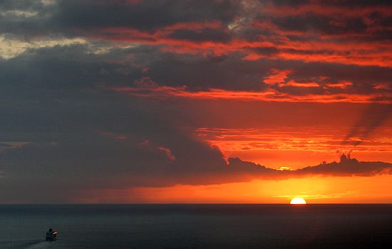 Cruise ship departs Kona